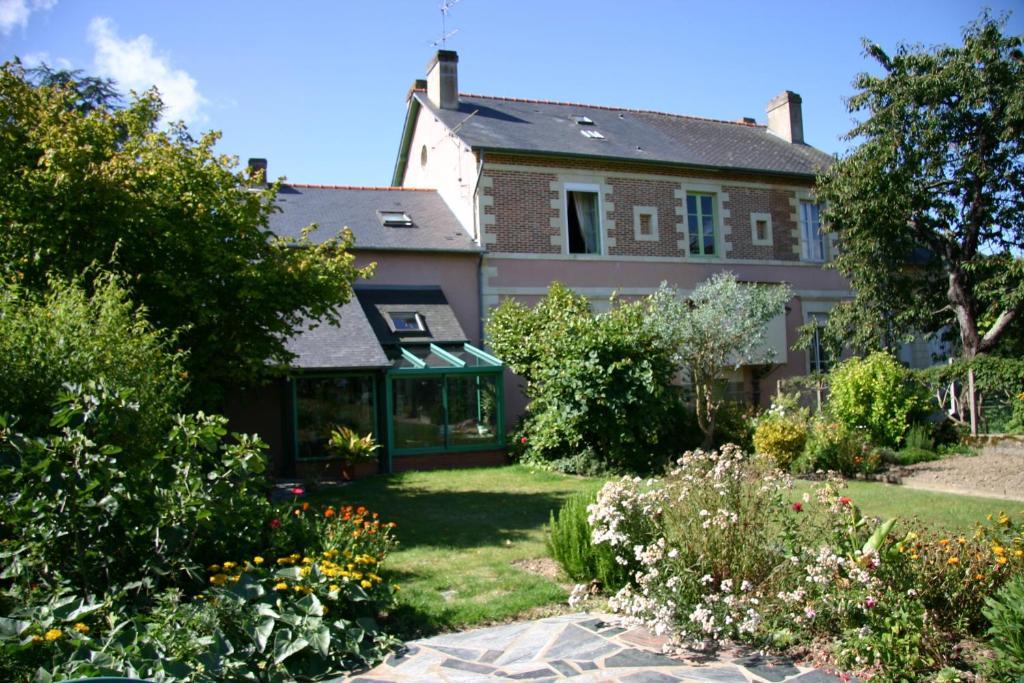 Chambres D'Hotes Du Chalet De Caharet Pipriac ภายนอก รูปภาพ